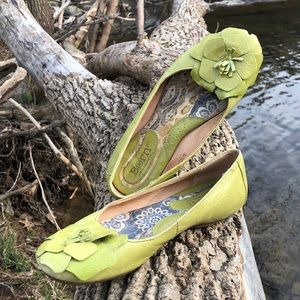 ADORABLE Lime-green Born* flats 🙌🏻